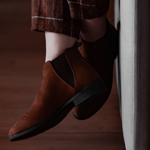 Equipped with a 20A fuse.